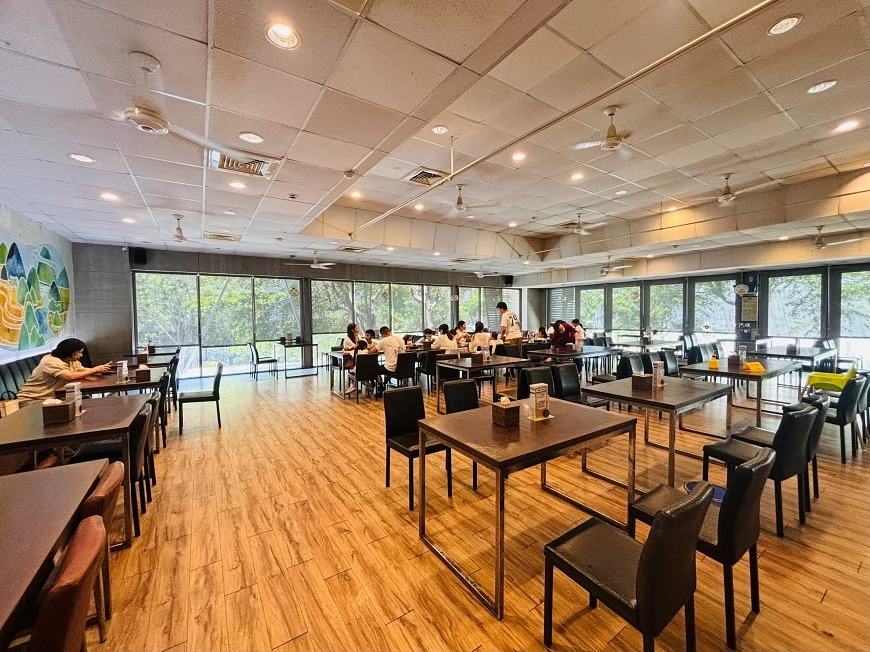 [台東美食]台東市區玻璃屋簡餐，用餐空間寬敞，餐點選擇豐富，熱氣球嘉年華吹冷氣好去處｜烏龍院家庭食堂 @城市少女阿璇