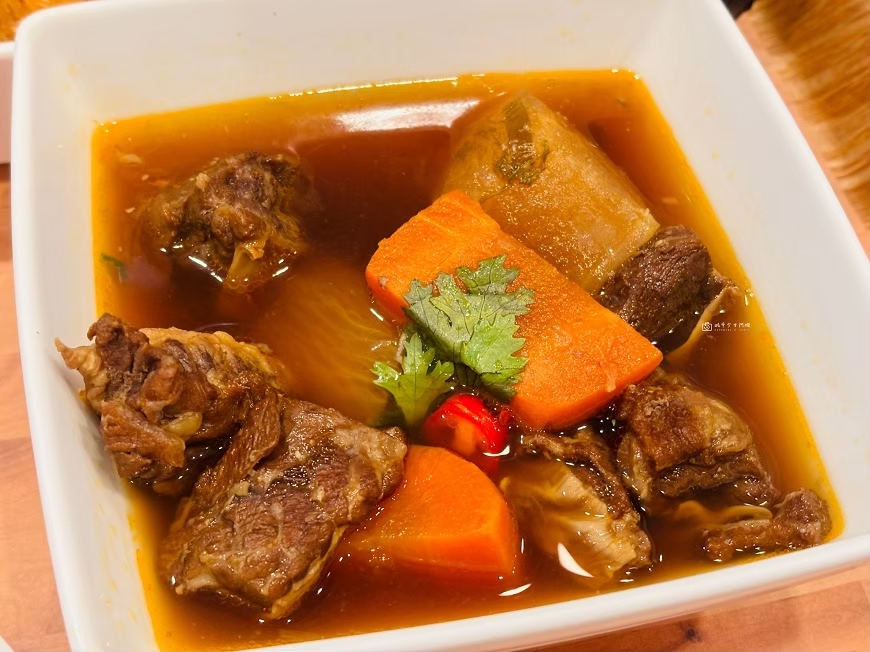 [台東美食]台東市區玻璃屋簡餐，用餐空間寬敞，餐點選擇豐富，熱氣球嘉年華吹冷氣好去處｜烏龍院家庭食堂 @城市少女阿璇