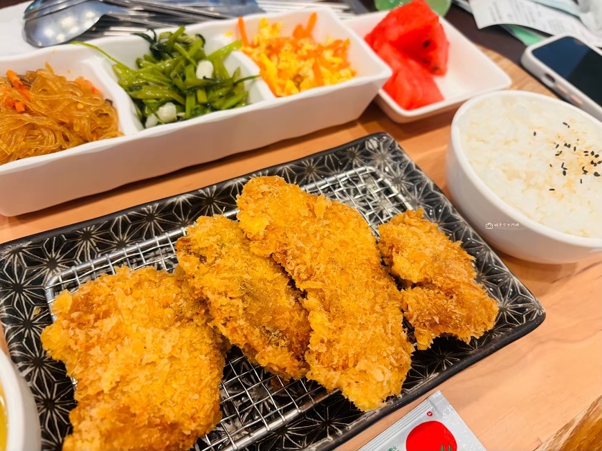 [台東美食]台東市區玻璃屋簡餐，用餐空間寬敞，餐點選擇豐富，熱氣球嘉年華吹冷氣好去處｜烏龍院家庭食堂 @城市少女阿璇