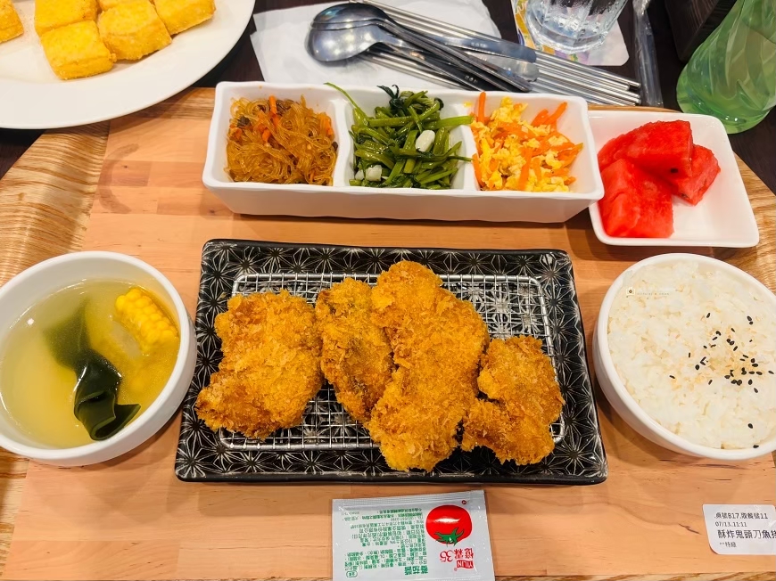 [台東美食]台東市區玻璃屋簡餐，用餐空間寬敞，餐點選擇豐富，熱氣球嘉年華吹冷氣好去處｜烏龍院家庭食堂 @城市少女阿璇