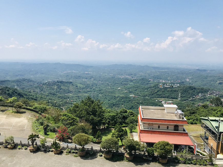 [台南旅遊]高人氣東山咖啡館，山巒美景一覽無遺，大鋤花間咖啡生態農場，東山175咖啡公路景觀餐廳推薦 @城市少女阿璇