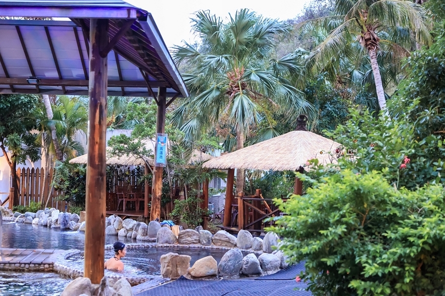 [屏東住宿]南洋風戶外大眾池體驗，多種溫泉SPA池，專屬美人湯與獨棟木屋｜茴香戀戀溫泉會館 ，屏東四重溪溫泉季 @城市少女阿璇