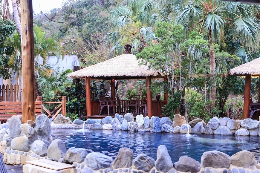 [屏東住宿]南洋風戶外大眾池體驗，多種溫泉SPA池，專屬美人湯與獨棟木屋｜茴香戀戀溫泉會館 ，屏東四重溪溫泉季 @城市少女阿璇