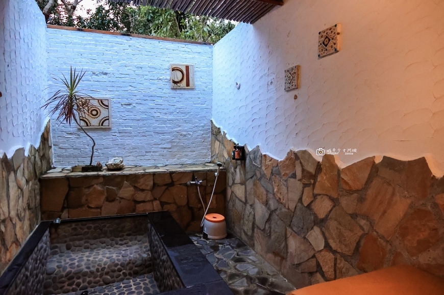 [屏東住宿]南洋風戶外大眾池體驗，多種溫泉SPA池，專屬美人湯與獨棟木屋｜茴香戀戀溫泉會館 ，屏東四重溪溫泉季 @城市少女阿璇