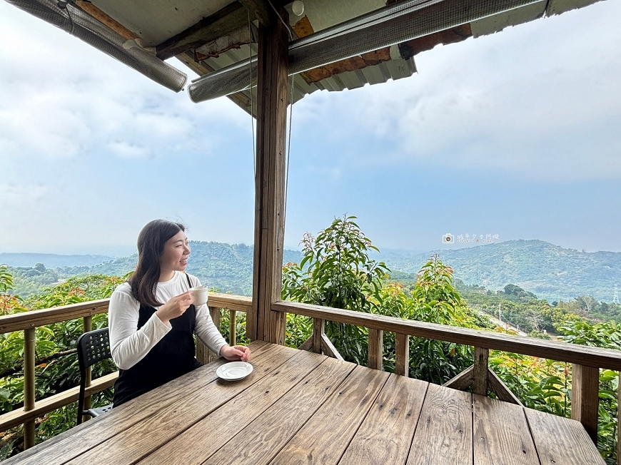 [台南旅遊]高人氣東山咖啡館，山巒美景一覽無遺，大鋤花間咖啡生態農場，東山175咖啡公路景觀餐廳推薦 @城市少女阿璇