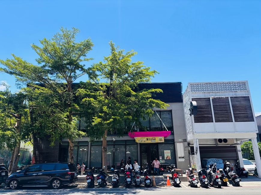 [台東美食]台東市區玻璃屋簡餐，用餐空間寬敞，餐點選擇豐富，熱氣球嘉年華吹冷氣好去處｜烏龍院家庭食堂 @城市少女阿璇