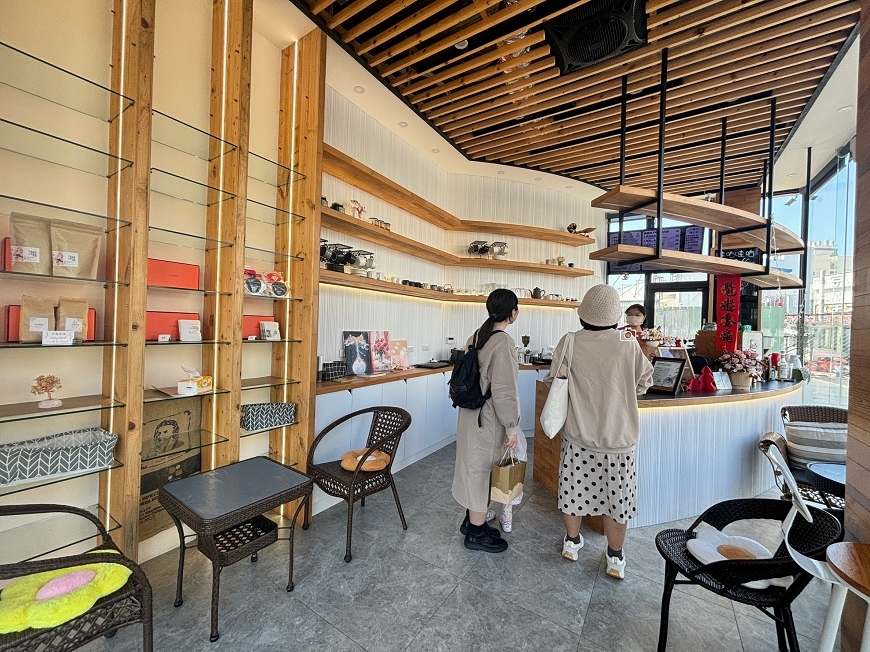 [嘉義美食]隱身市區的人氣火鍋店  環境舒適餐點實在聚餐首選  菜盤火鍋料全免費｜馨月鍋物 @城市少女阿璇