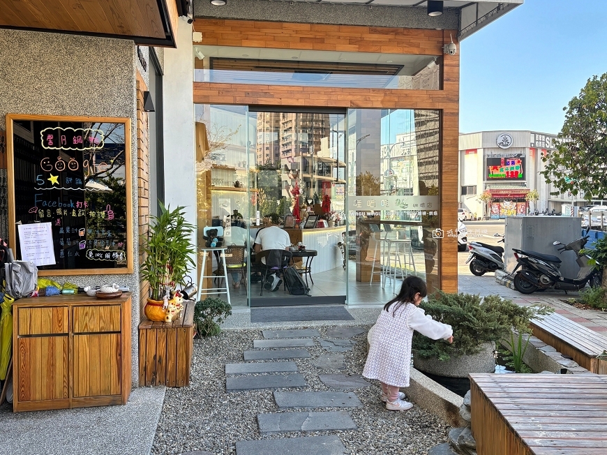 [嘉義美食]隱身市區的人氣火鍋店  環境舒適餐點實在聚餐首選  菜盤火鍋料全免費｜馨月鍋物 @城市少女阿璇