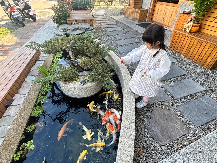 [嘉義美食]隱身市區的人氣火鍋店  環境舒適餐點實在聚餐首選  菜盤火鍋料全免費｜馨月鍋物 @城市少女阿璇