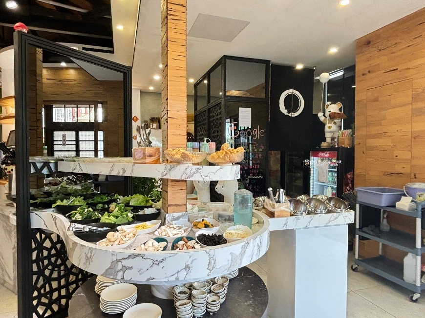 [嘉義美食]隱身市區的人氣火鍋店  環境舒適餐點實在聚餐首選  菜盤火鍋料全免費｜馨月鍋物 @城市少女阿璇