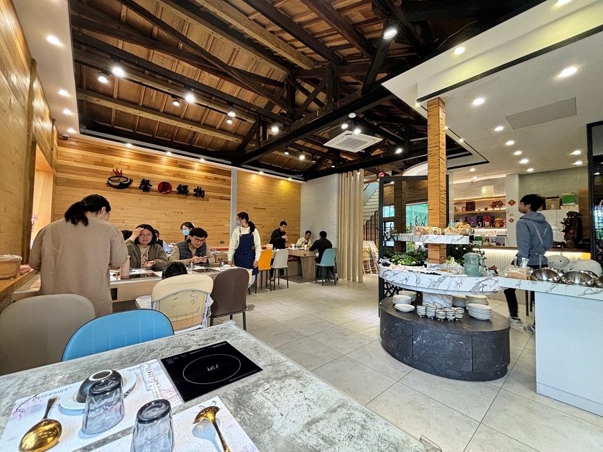 [嘉義美食]隱身市區的人氣火鍋店  環境舒適餐點實在聚餐首選  菜盤火鍋料全免費｜馨月鍋物 @城市少女阿璇
