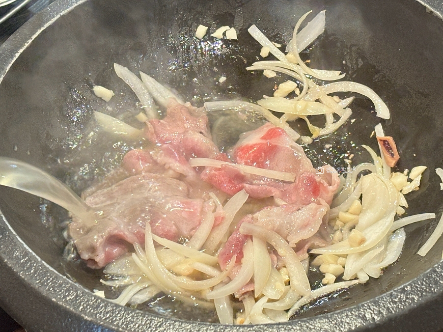 [台南美食]在地人也愛！環境好湯頭好，溫體豬溫體牛肉質軟嫩，價格超親民，飲料、白飯、冰品吃到飽｜食佳石頭火鍋 @城市少女阿璇