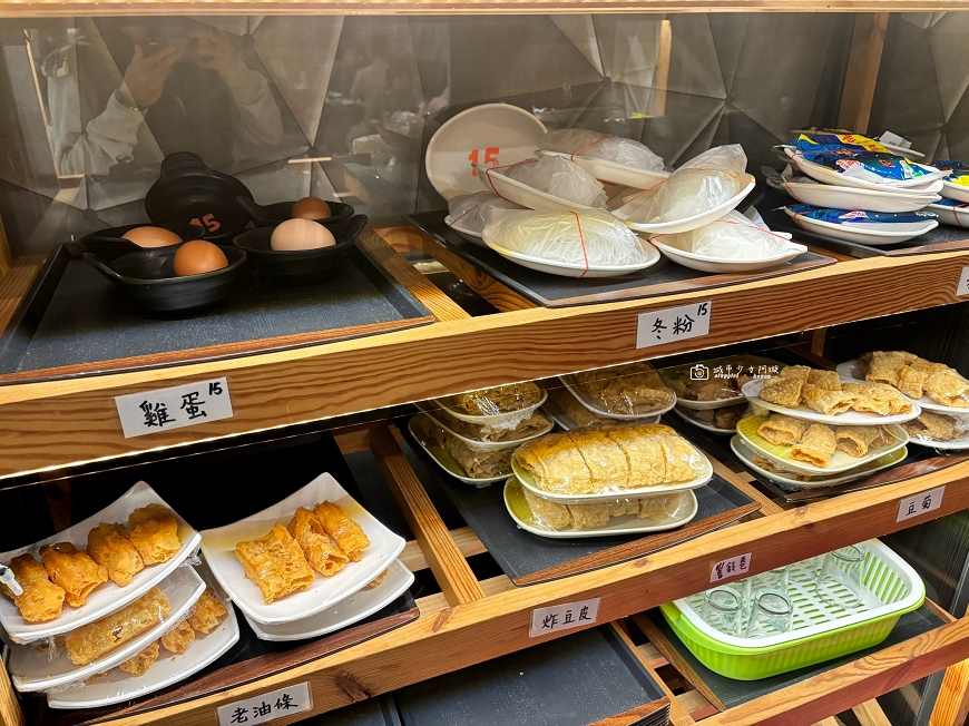 [台南美食]在地人也愛！環境好湯頭好，溫體豬溫體牛肉質軟嫩，價格超親民，飲料、白飯、冰品吃到飽｜食佳石頭火鍋 @城市少女阿璇