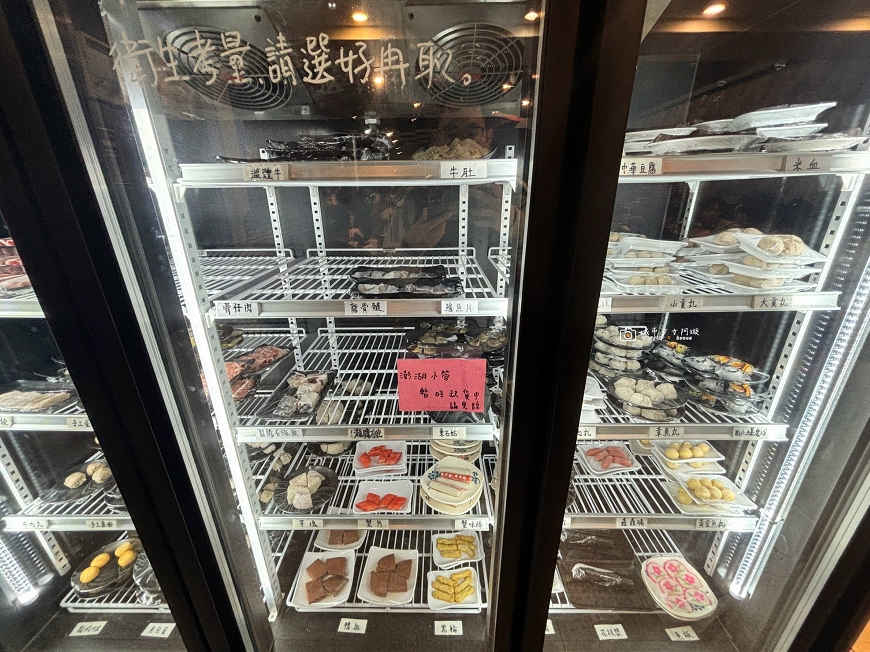 [台南美食]在地人也愛！環境好湯頭好，溫體豬溫體牛肉質軟嫩，價格超親民，飲料、白飯、冰品吃到飽｜食佳石頭火鍋 @城市少女阿璇