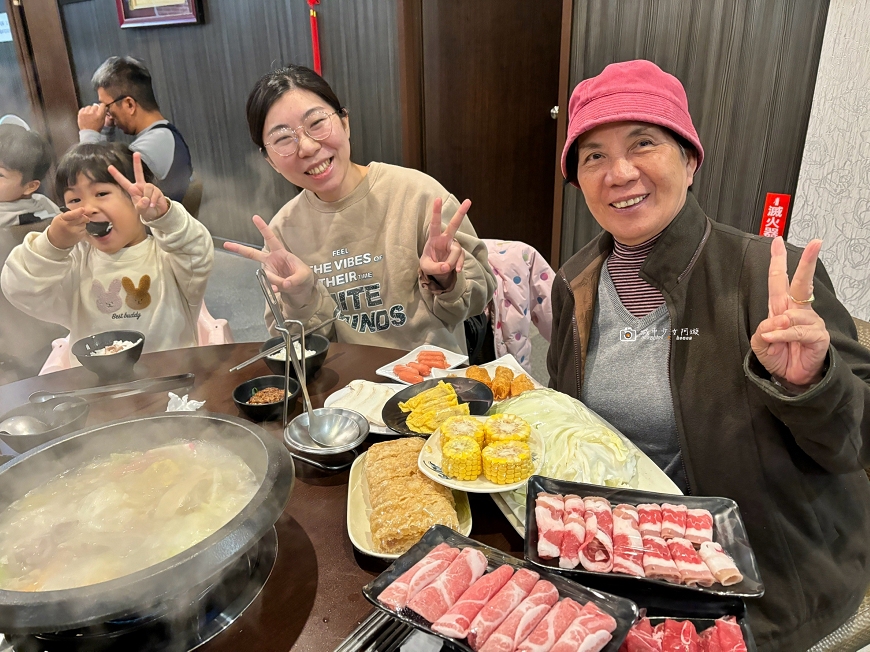 [台南美食]在地人也愛！環境好湯頭好，溫體豬溫體牛肉質軟嫩，價格超親民，飲料、白飯、冰品吃到飽｜食佳石頭火鍋 @城市少女阿璇