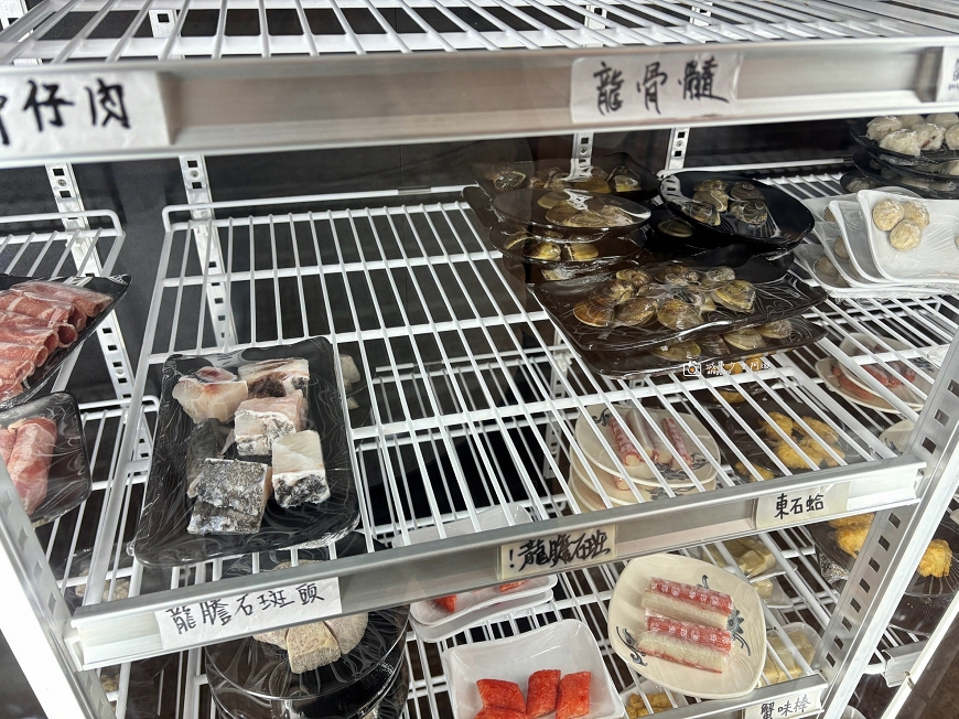 [台南美食]在地人也愛！環境好湯頭好，溫體豬溫體牛肉質軟嫩，價格超親民，飲料、白飯、冰品吃到飽｜食佳石頭火鍋 @城市少女阿璇