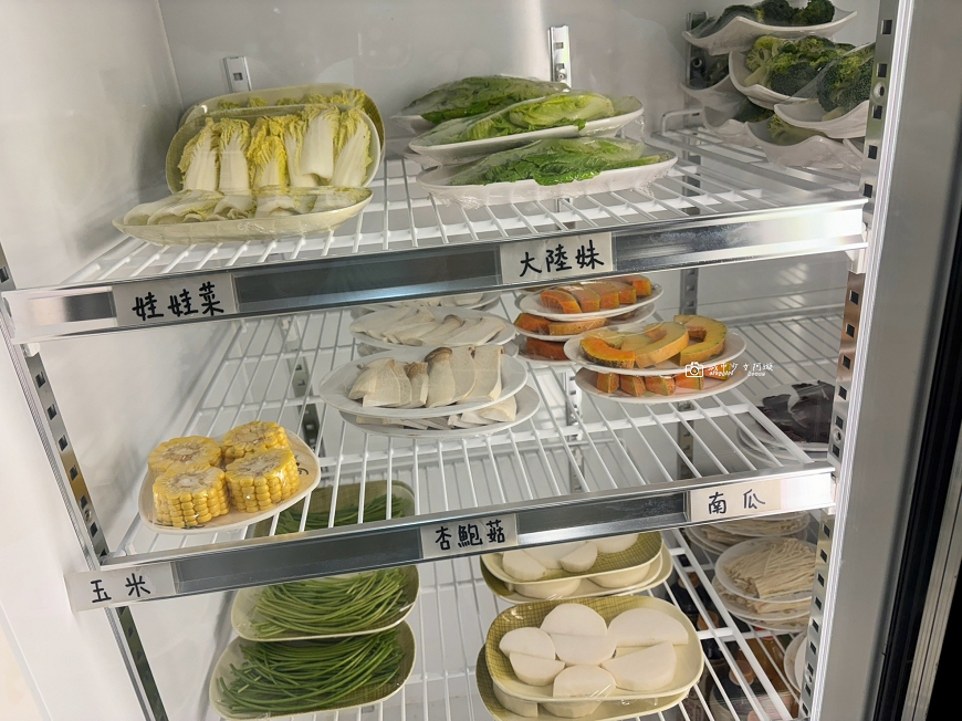 [台南美食]在地人也愛！環境好湯頭好，溫體豬溫體牛肉質軟嫩，價格超親民，飲料、白飯、冰品吃到飽｜食佳石頭火鍋 @城市少女阿璇