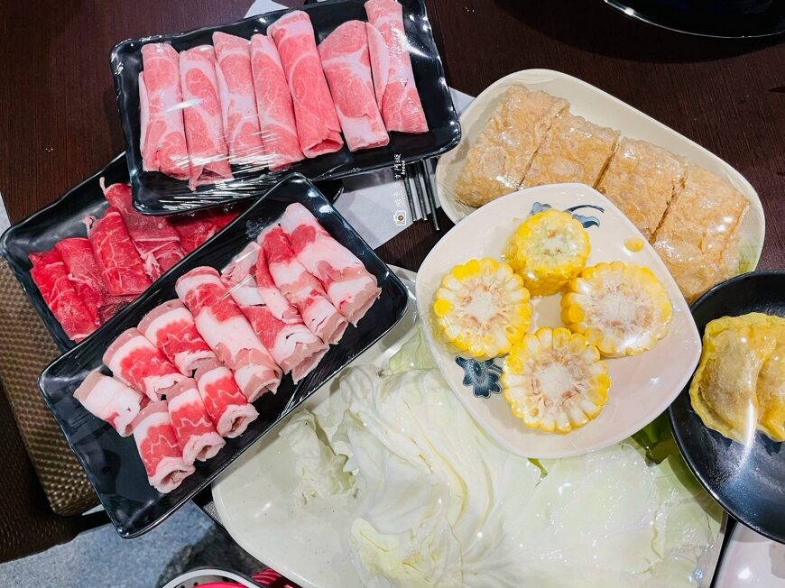 [台南美食]在地人也愛！環境好湯頭好，溫體豬溫體牛肉質軟嫩，價格超親民，飲料、白飯、冰品吃到飽｜食佳石頭火鍋 @城市少女阿璇