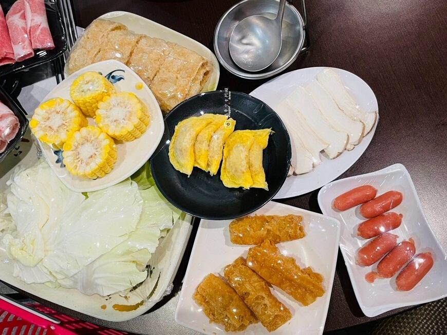 [台南美食]在地人也愛！環境好湯頭好，溫體豬溫體牛肉質軟嫩，價格超親民，飲料、白飯、冰品吃到飽｜食佳石頭火鍋 @城市少女阿璇