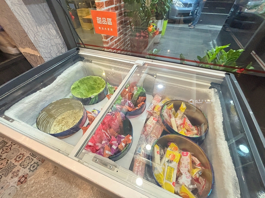 [台南美食]在地人也愛！環境好湯頭好，溫體豬溫體牛肉質軟嫩，價格超親民，飲料、白飯、冰品吃到飽｜食佳石頭火鍋 @城市少女阿璇
