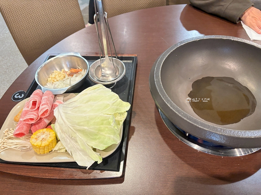 [台南美食]在地人也愛！環境好湯頭好，溫體豬溫體牛肉質軟嫩，價格超親民，飲料、白飯、冰品吃到飽｜食佳石頭火鍋 @城市少女阿璇