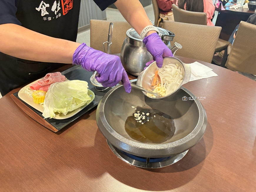 [台南美食]在地人也愛！環境好湯頭好，溫體豬溫體牛肉質軟嫩，價格超親民，飲料、白飯、冰品吃到飽｜食佳石頭火鍋 @城市少女阿璇