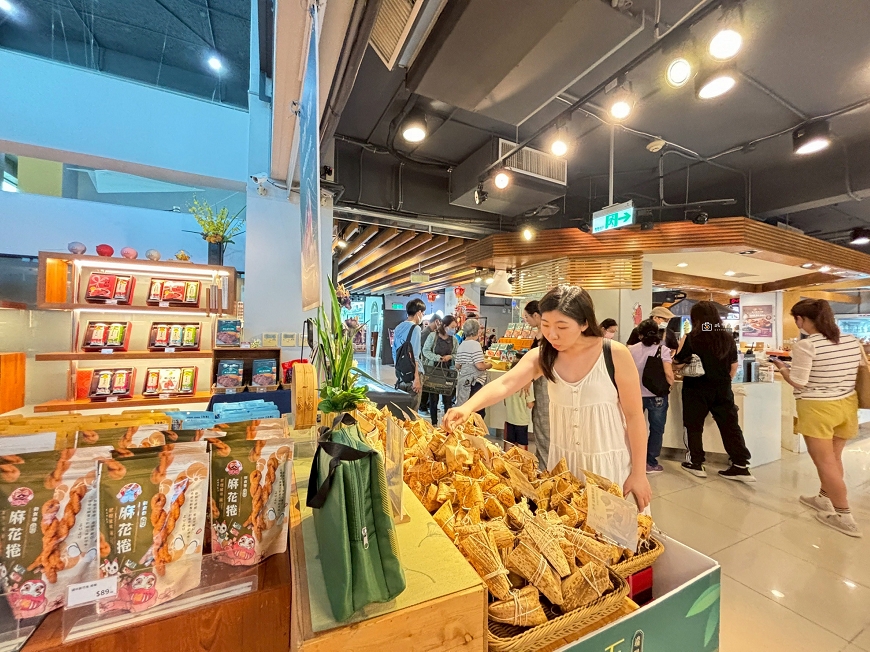 [台南旅遊]好吃又好玩！季節限定黑橋牌臺南粽，免門票香腸主題觀光工廠，台南親子景點推薦｜黑橋牌香腸博物館 @城市少女阿璇