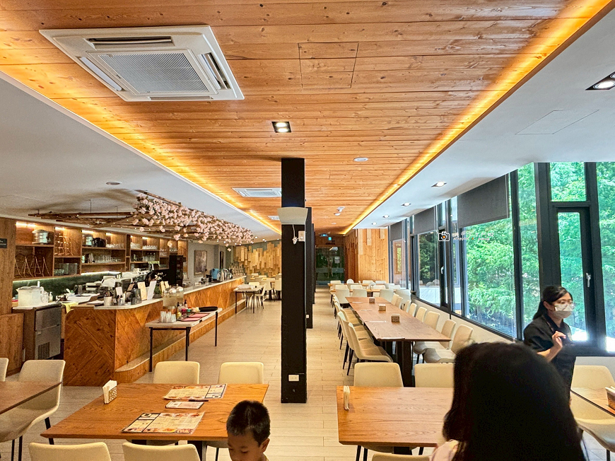 [南投餐廳] 埔里森林系餐廳，水與松萌萌園的綠意餐桌，可愛小動物療癒園區｜水與松萌萌園 x 望林餐廳 @城市少女阿璇