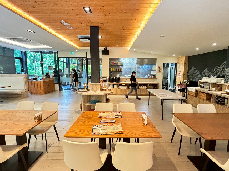 [南投餐廳] 埔里森林系餐廳，水與松萌萌園的綠意餐桌，可愛小動物療癒園區｜水與松萌萌園 x 望林餐廳 @城市少女阿璇
