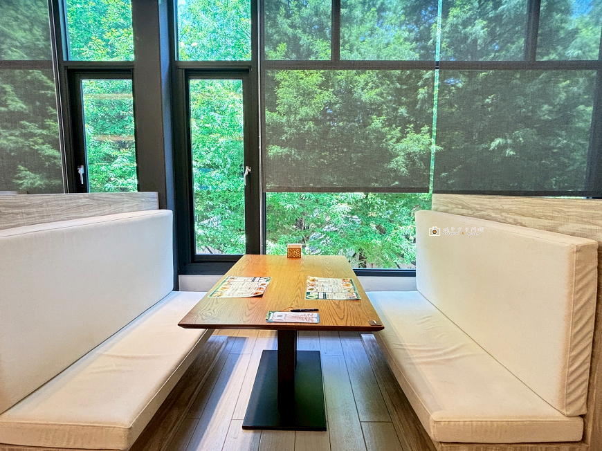 [南投餐廳] 埔里森林系餐廳，水與松萌萌園的綠意餐桌，可愛小動物療癒園區｜水與松萌萌園 x 望林餐廳 @城市少女阿璇