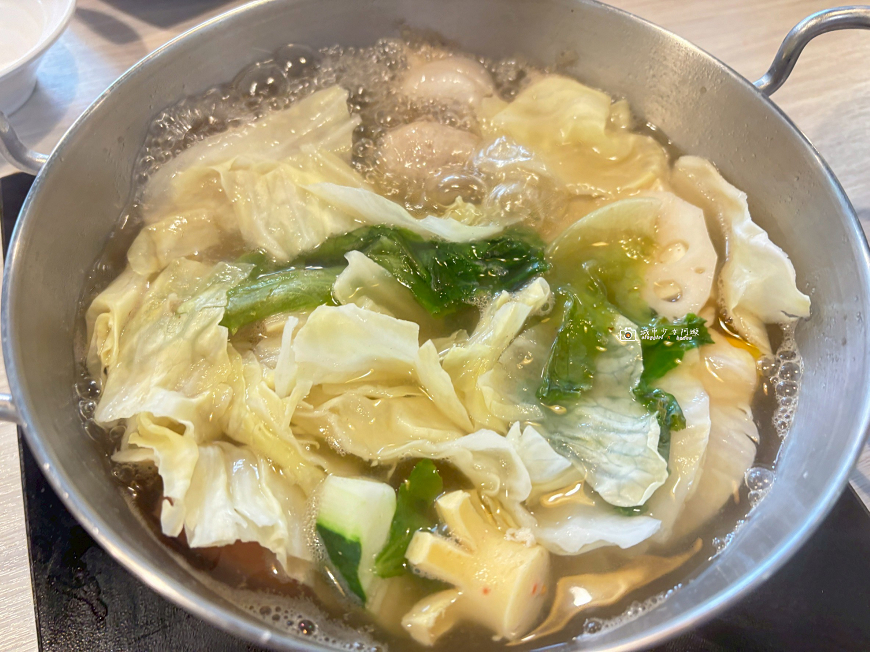 [南投美食]埔里平價小火鍋推薦  自助吧多種冰品無限供應  環境舒服，湯頭好喝，一人也能吃｜埔里喫鍋 @城市少女阿璇