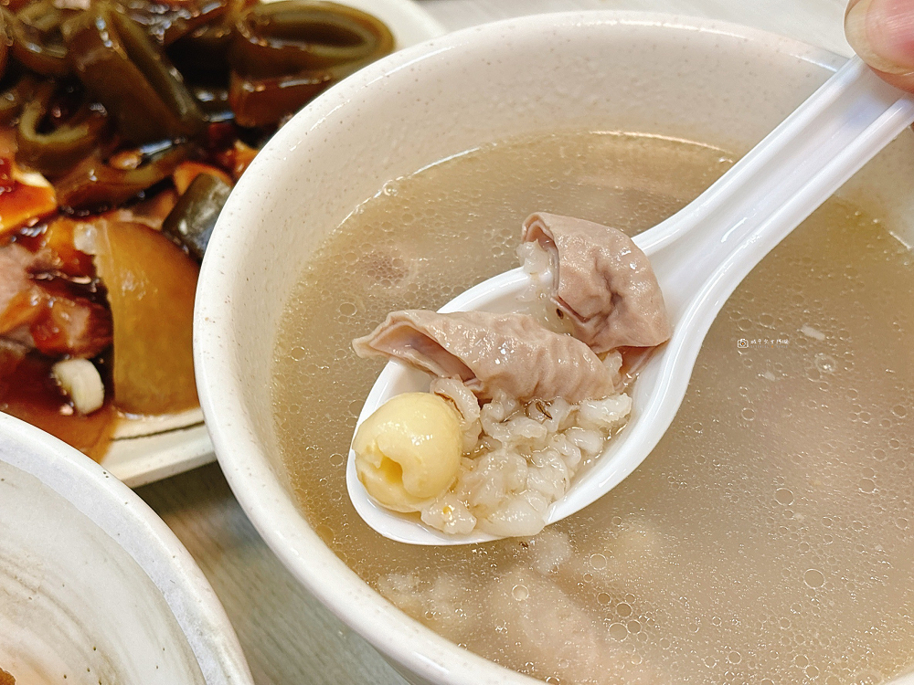 [南投美食]水里車站旁的古早味麵店！在地人也大推，晚來就大排長龍，必吃筒仔米糕、四神湯｜水里燕古早味麵攤 @城市少女阿璇