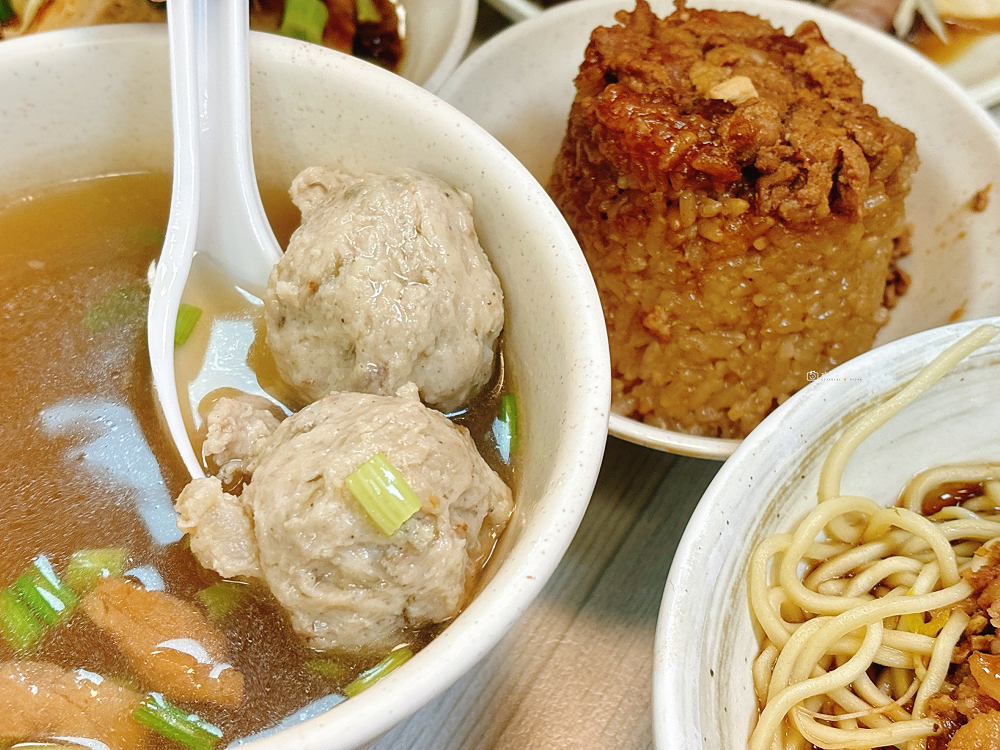 [南投美食]水里車站旁的古早味麵店！在地人也大推，晚來就大排長龍，必吃筒仔米糕、四神湯｜水里燕古早味麵攤 @城市少女阿璇