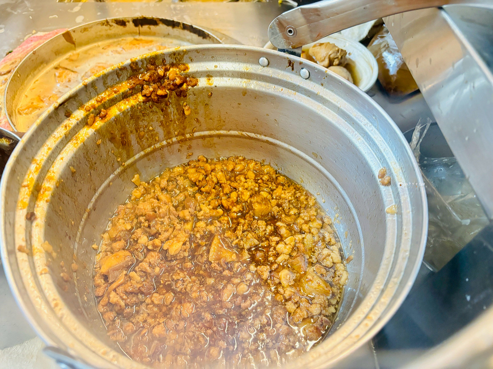 [南投美食]水里車站旁的古早味麵店！在地人也大推，晚來就大排長龍，必吃筒仔米糕、四神湯｜水里燕古早味麵攤 @城市少女阿璇