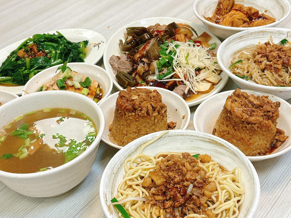 [南投美食]水里車站旁的古早味麵店！在地人也大推，晚來就大排長龍，必吃筒仔米糕、四神湯｜水里燕古早味麵攤 @城市少女阿璇