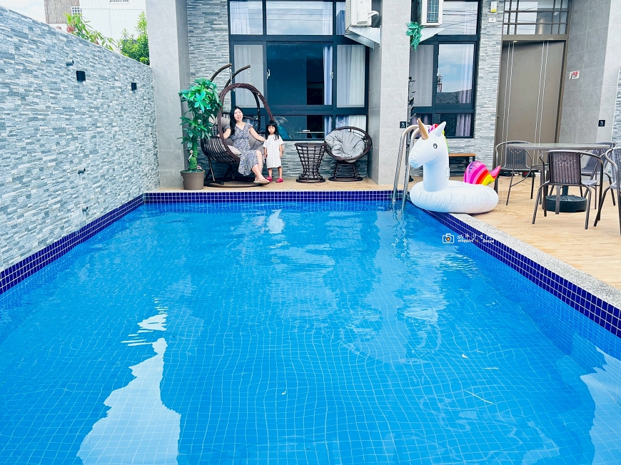 [屏東住宿]度假感十足！新開幕獨棟villa民宿，泳池KTV烤肉玩翻天，鄰近墾丁大街，恆春包棟民宿推薦｜新宿民宿New One Villa @城市少女阿璇