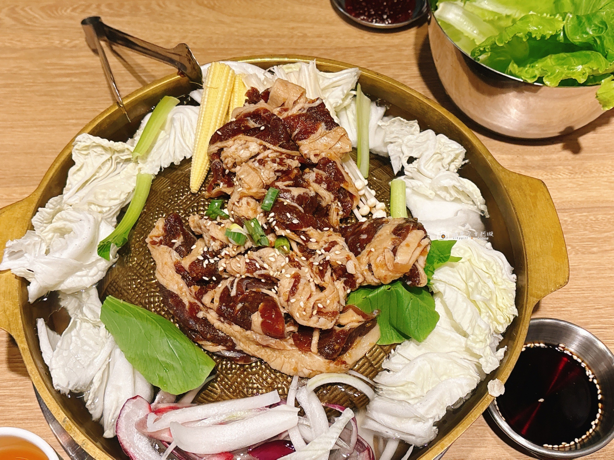 [台南美食]回訪再回訪！在地人氣美食，新營必吃韓式料理，激推鍋蓋烤肉、銅盤烤肉、海鮮煎餅！新營午餐晚餐推薦｜譚歐巴韓風美食 @城市少女阿璇