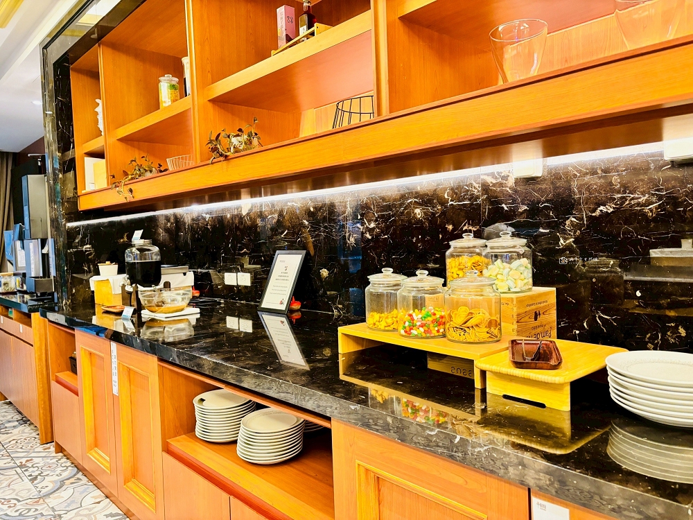 [南投住宿]親民價位入住純白城堡飯店，簡約舒適的南投住宿推薦｜福容徠旅水里店 @城市少女阿璇