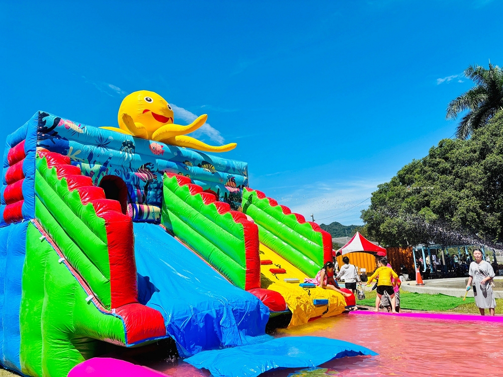 [南投旅遊]夏天必去玩水好去處！「2025水里水漾樂園-瘋水祭」超好玩，大型氣墊城堡溜滑梯，超多戲水池不用搶｜水里親水公園 @城市少女阿璇
