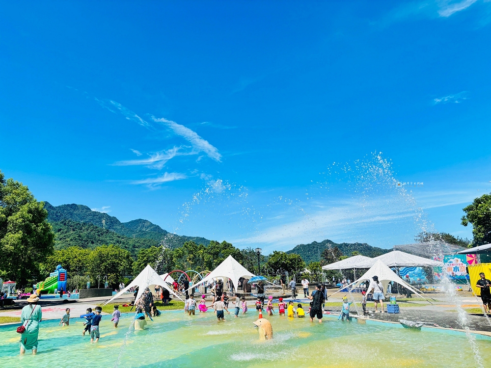 [南投旅遊]夏天必去玩水好去處！「2025水里水漾樂園-瘋水祭」超好玩，大型氣墊城堡溜滑梯，超多戲水池不用搶｜水里親水公園 @城市少女阿璇
