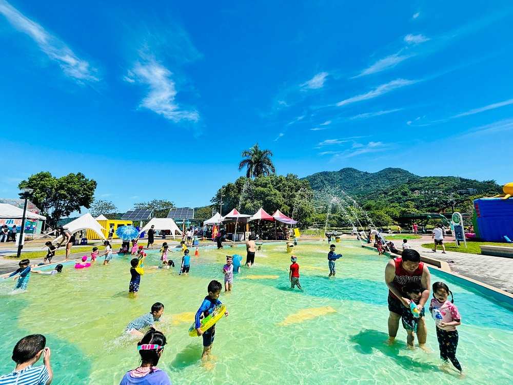 [南投旅遊]夏天必去玩水好去處！「2025水里水漾樂園-瘋水祭」超好玩，大型氣墊城堡溜滑梯，超多戲水池不用搶｜水里親水公園 @城市少女阿璇