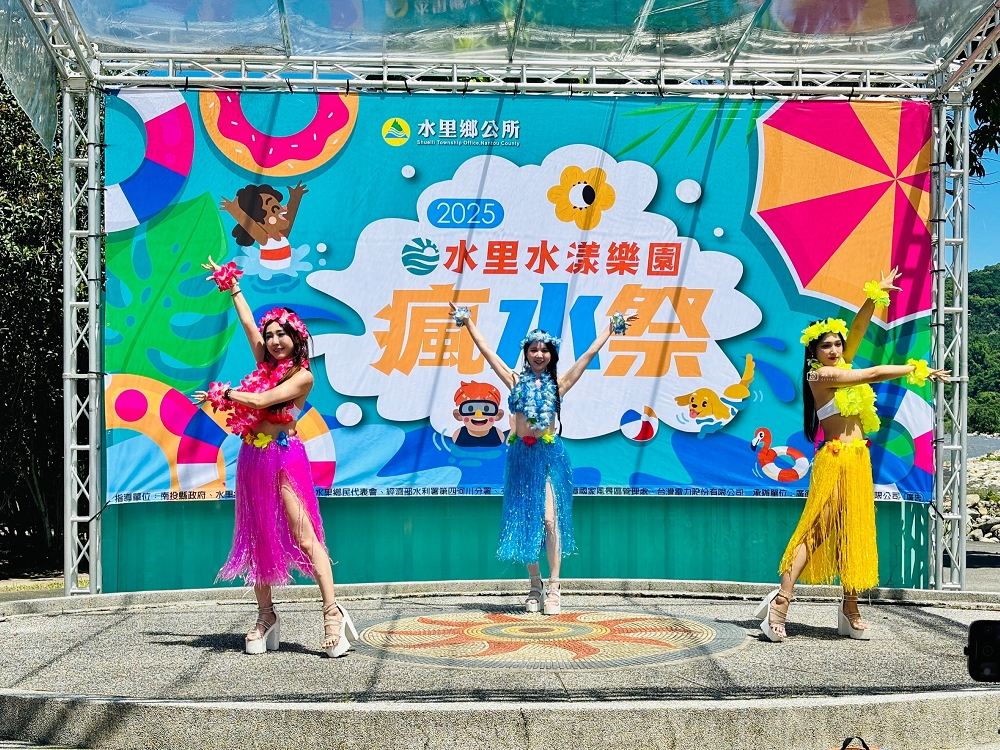 [南投旅遊]夏天必去玩水好去處！「2025水里水漾樂園-瘋水祭」超好玩，大型氣墊城堡溜滑梯，超多戲水池不用搶｜水里親水公園 @城市少女阿璇