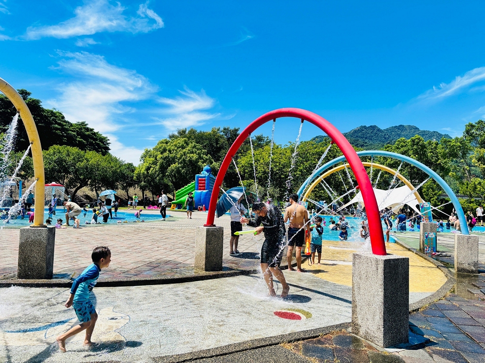 [南投旅遊]夏天必去玩水好去處！「2025水里水漾樂園-瘋水祭」超好玩，大型氣墊城堡溜滑梯，超多戲水池不用搶｜水里親水公園 @城市少女阿璇