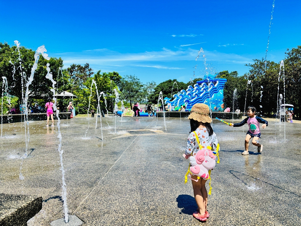 [南投旅遊]夏天必去玩水好去處！「2025水里水漾樂園-瘋水祭」超好玩，大型氣墊城堡溜滑梯，超多戲水池不用搶｜水里親水公園 @城市少女阿璇