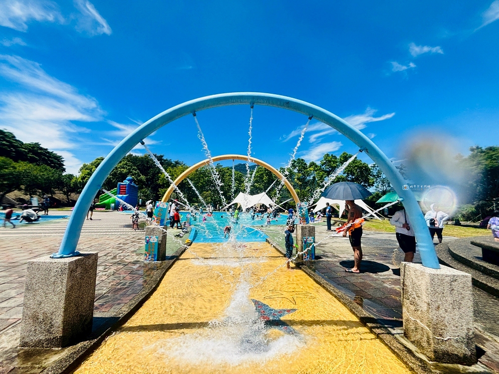 [南投旅遊]夏天必去玩水好去處！「2025水里水漾樂園-瘋水祭」超好玩，大型氣墊城堡溜滑梯，超多戲水池不用搶｜水里親水公園 @城市少女阿璇