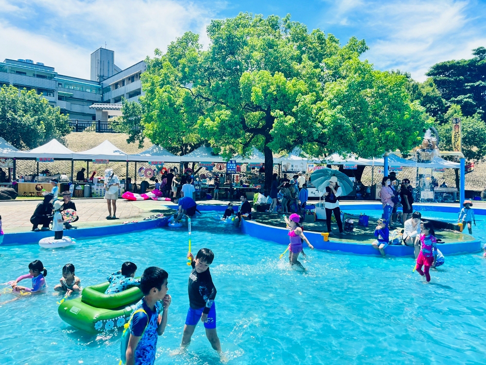 [南投旅遊]夏天必去玩水好去處！「2025水里水漾樂園-瘋水祭」超好玩，大型氣墊城堡溜滑梯，超多戲水池不用搶｜水里親水公園 @城市少女阿璇