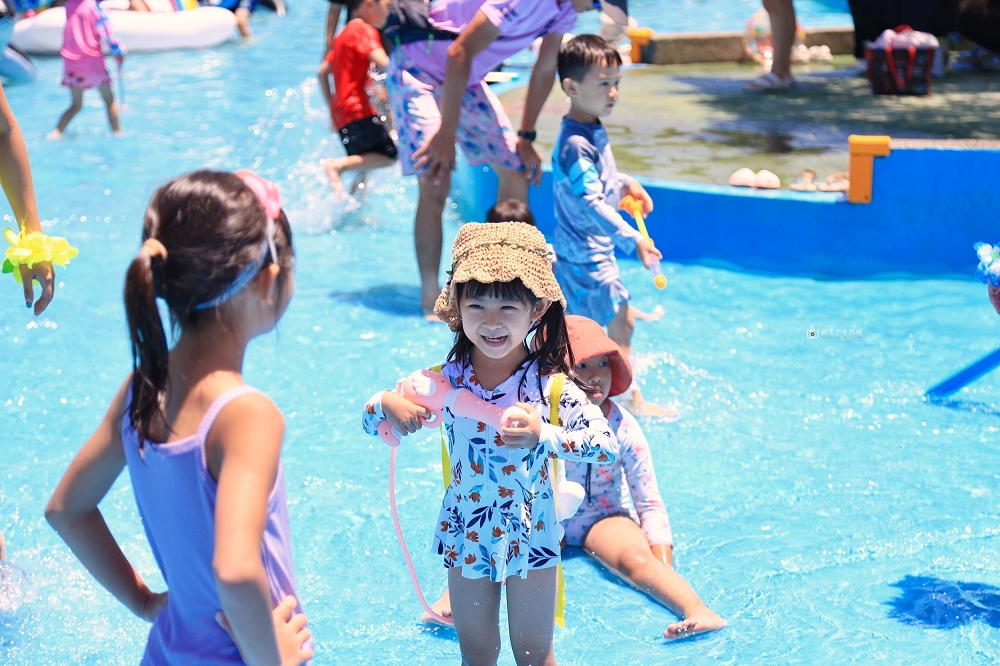 [南投旅遊]夏天必去玩水好去處！「2025水里水漾樂園-瘋水祭」超好玩，大型氣墊城堡溜滑梯，超多戲水池不用搶｜水里親水公園 @城市少女阿璇