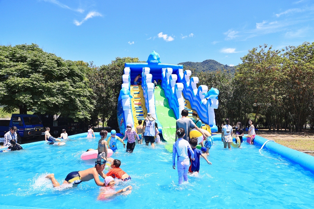 [南投旅遊]夏天必去玩水好去處！「2025水里水漾樂園-瘋水祭」超好玩，大型氣墊城堡溜滑梯，超多戲水池不用搶｜水里親水公園 @城市少女阿璇