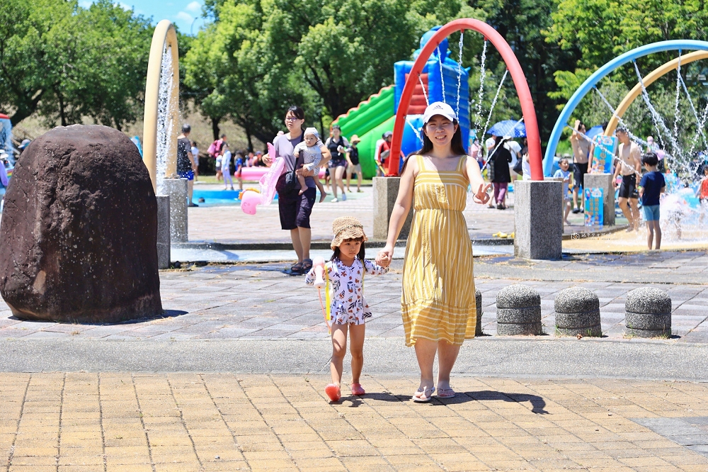 [南投旅遊]夏天必去玩水好去處！「2025水里水漾樂園-瘋水祭」超好玩，大型氣墊城堡溜滑梯，超多戲水池不用搶｜水里親水公園 @城市少女阿璇