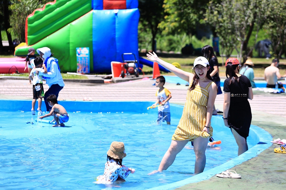 [南投旅遊]夏天必去玩水好去處！「2025水里水漾樂園-瘋水祭」超好玩，大型氣墊城堡溜滑梯，超多戲水池不用搶｜水里親水公園 @城市少女阿璇